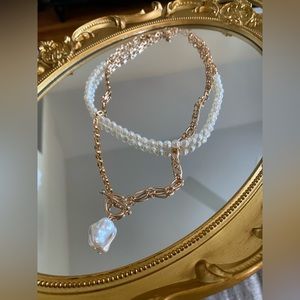 Natural-looking pearl and gold chain necklace